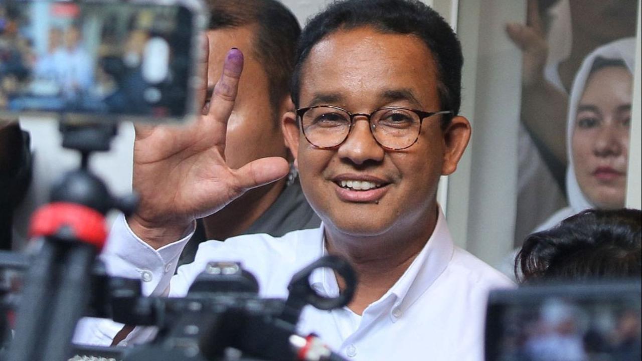 Lebih lanjut, Anies mengimbau massa pendukungnya tidak tergiring hasil quick count berbagai lembaga survei. Sebab, ujar Anies KPU tengah bekerja.<br>