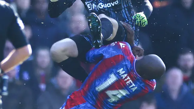 Foto: Momen Jean-Philippe Mateta Terkapar di Lapangan Setelah Mendapat Tendangan Kungfu Kiper Millwall