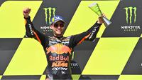 Pembalap Red Bull KTM Factory Racing, Brad Binder, melakukan selebrasi usai menjuarai balapan MotoGP Republik Ceska di Sirkuit Brno, Minggu (9/8/2020). Brad Binder menjadi yang tercepat dengan catatan waktu 41 menit 38,764 detik. (AFP/Joe Klamar)