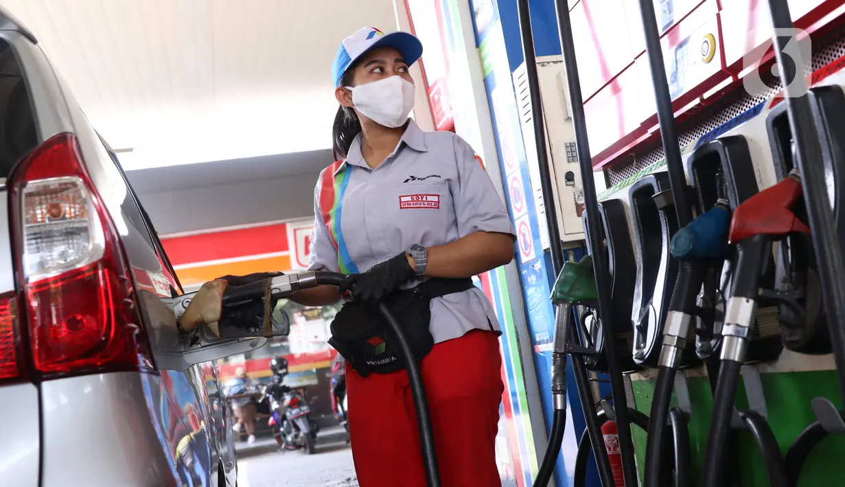 Petugas melakukan pengisian bahan bakar miyak ke kendaran konsumen di SPBU, Jakarta, Kamis (18/6/2020). PT Pertamina (Persero) berencana melakukan simplifikasi produk BBM yang tidak ramah lingkungan yang mempunyai kadar Research Octane Number (RON) di bawah 91. (Liputan6.com/Angga Yuniar)