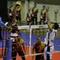 Smes keras dari pemain Batam Sindo BVN coba diblok pemain Palembang Bank SumselBabel dalam lanjutan kompetisi bola voli Prolia 2017 di GOR Ken Arok, Malang, Minggu (29/1/2017). (Rana Adwa)