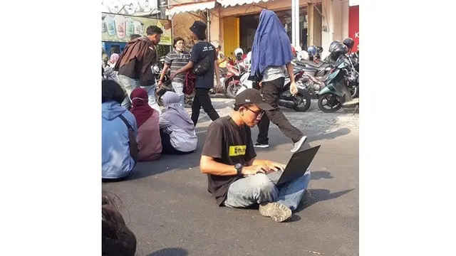 6 Kelakuan Kocak Orang Pakai Gadget Ini Bikin Tepuk Jidat