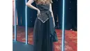 Kebaya tampil dalam dress bergaya modern dengan menonjolkan batik sebagai atasan dan aksen obi berpita yang menambah kesan trendi (Foto: Instagram @sarwendah29)