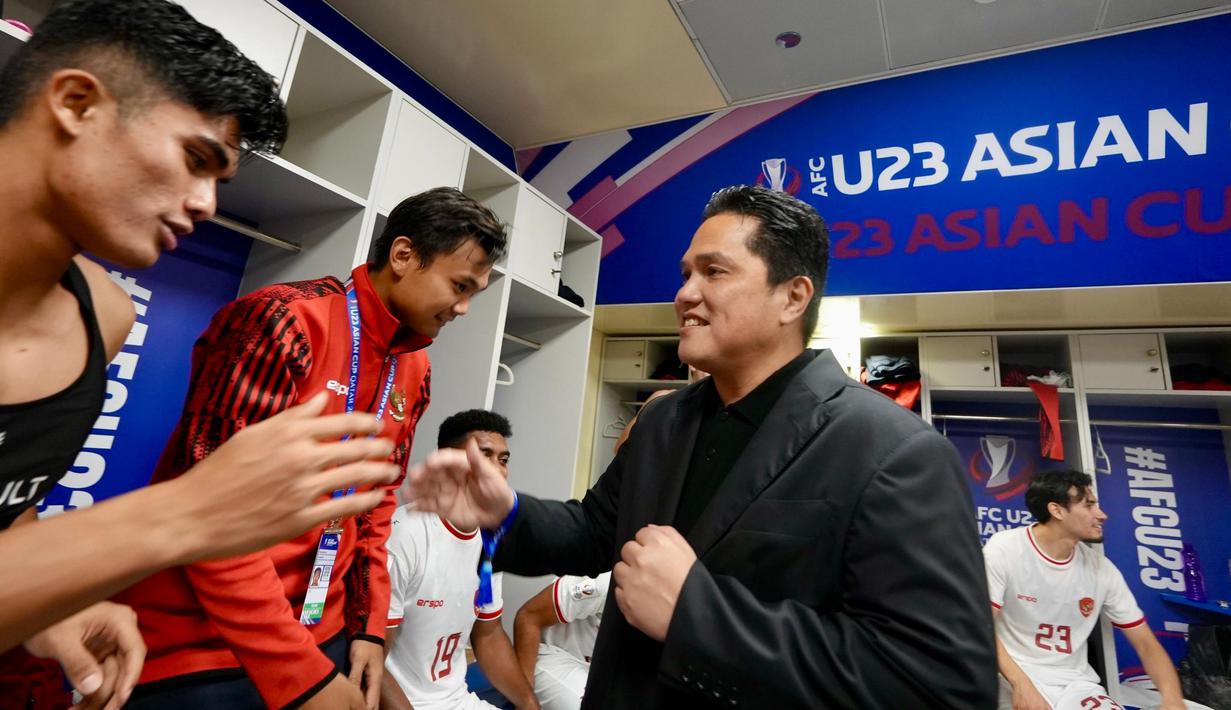 <p>Ketua Umum PSSI, Erick Thohir (kanan) memberikan selamat kepada para pemain Timnas Indonesia U-23 setelah menang atas Korea Selatan U-23 pada babak adu penalti dalam laga perempat final Piala Asia U-23 2024 di Abdullah bin Nasser bin Khalifa Stadium, Qatar, Jumat (26/04/2024) WIB. (Dok. PSSI)</p>