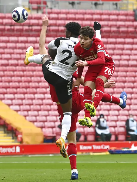 Pemain Fulham Josh Maja (kiri) memperebukan bola dengan pemain Liverpool Neco Williams pada pertandingan Liga Inggris di Stadion Anfield, Liverpool, Inggris, Minggu (7/3/2021). Liverpool takluk 0-1 dari Fulham. (Paul Ellis/Pool via AP)