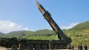 Pemimpin Korut, Kim Jong-un mengecek persiapan peluncuran rudal balistik antarbenua Hwasong-14, ICBM, di barat laut Korea Utara, 4 Juli 2017. Korea Utara mengklaim telah menguji rudal balistik antarbenua. (KRT via AP Video)