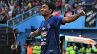 Nasir mencetak gol pertama di Liga 1 melawan tim juara, Bali United, di Stadion Kanjuruhan, Kabupaten Malang (16/12/2019). (Bola.com/Iwan Setiawan)