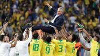 Pelatih timnas Brasil, Tite dilemparkan ke udara oleh anak asuhnya saat merayakan gelar juara Copa America 2019 setelah mengalahkan Peru pada partai final di Maracana Stadium, Senin (8/7/2019) dini hari WIB. Brasil sukses mengangkat trofi Copa America 2019 usai mengalahkan Peru 3-1. (AP/Leo Correa)