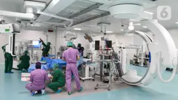 RSCM melakukan operasi reseksi hati dengan teknologi robot yang memiliki keuntungan utama meminimalisir kehilangan darah, pengurangan rasa sakit pascaoperasi, dan waktu pemulihan yang lebih cepat bagi pasien. (Liputan6.com/Herman Zakharia)