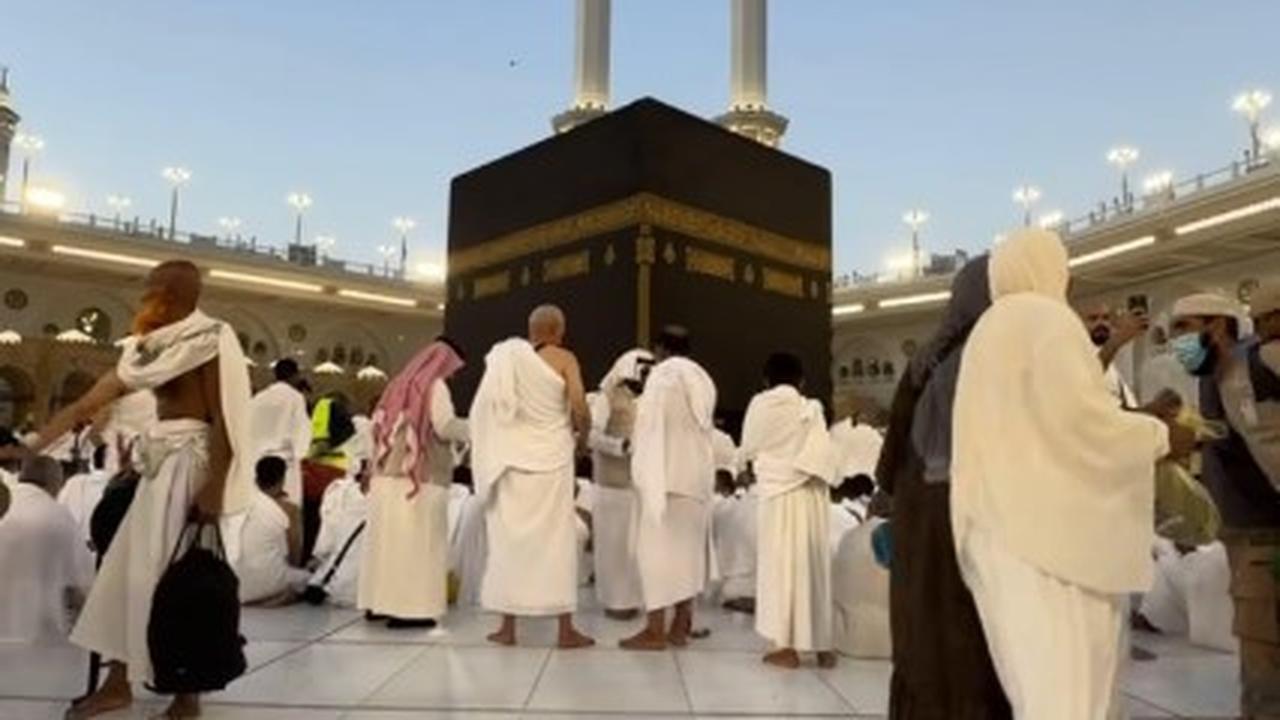 Umrah di Bulan Ramadan, Uya Kuya Perlihatkan Suasana Menunggu Buka Puasa di Depan Ka'bah