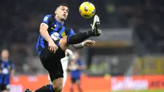 Pemain Inter Milan, Lautaro Martinez, mengontrol bola saat melawan Genoa pada laga Liga Italia di Stadion Giuseppe Meazza, Selasa (5/3/2024). Inter menang dengan skor 2-1. (AP Photo/Luca Bruno)