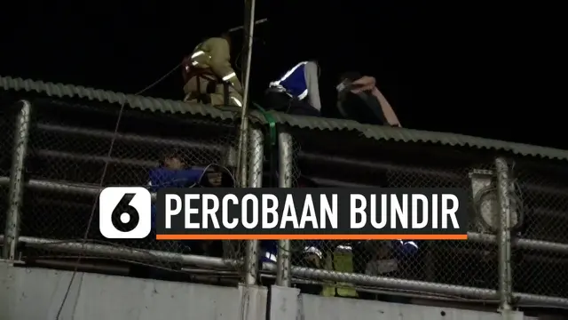 VIDEO: WNA Coba Bunuh Diri dari Atas JPO Tol Jagorawi