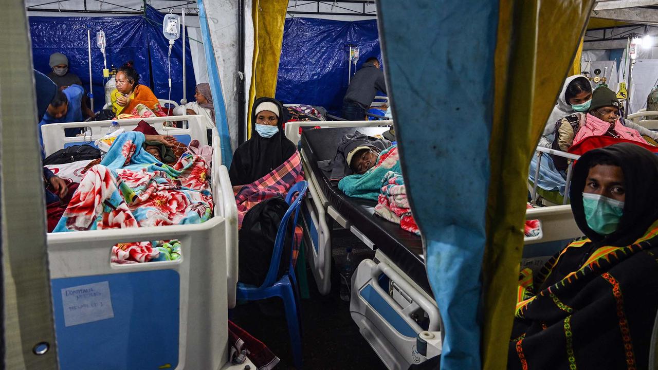 Korban Gempa NTT Dirawat di Tenda Darurat