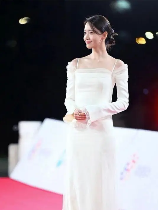 Dianugerahi penghargaan Popular Star, Yoona SNSD tampil memesona bak dewi dalam balutan broken white dress dari Danielle Frankel. (Instagram/yoona_lim)
