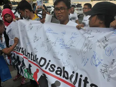 Sejumlah aktivis melakukan aksi damai di Bundaran HI, Jakarta, Kamis (7/5/2015). Mereka melakukan gerakan yang dinamakan "Bergerak Untuk Disabilitas". (Liputan6.com/Johan Tallo)
