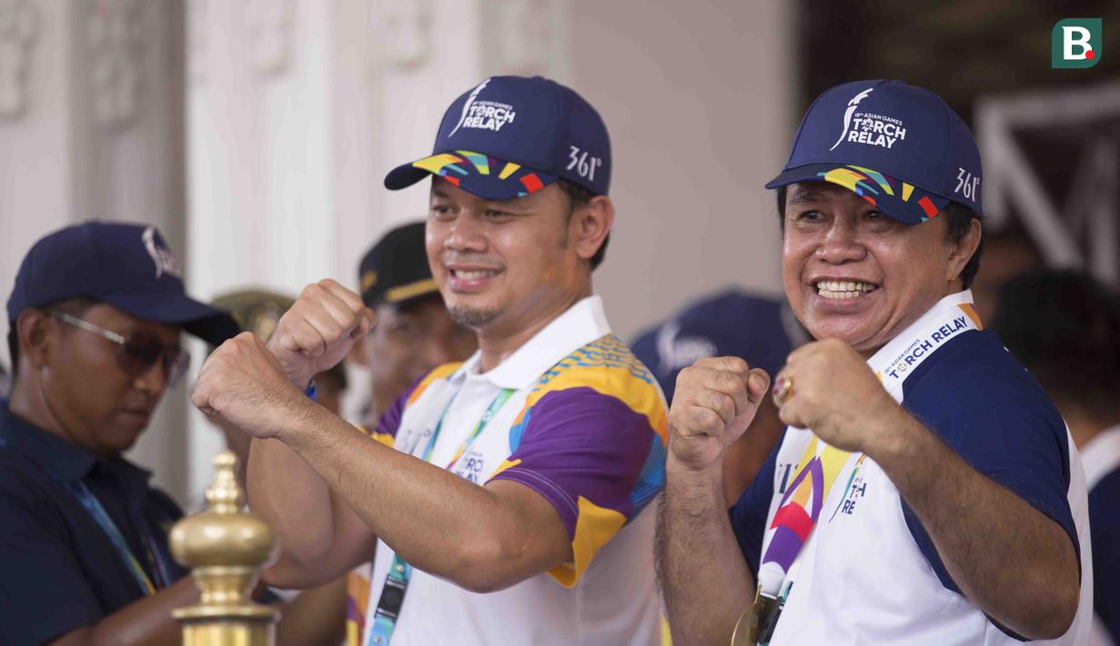 Legenda olahraga Indonesia, Ellyas Pical dan Wali Kota Bogor, Bima Arya, saat pawai obor Asian Games 2018 di Bogor, Jawa Barat, Selasa (14/8/2018). Api obor diarak mengelilingi jalanan protokol Kota Bogor. (Bola.com/Reza Bachtiar)