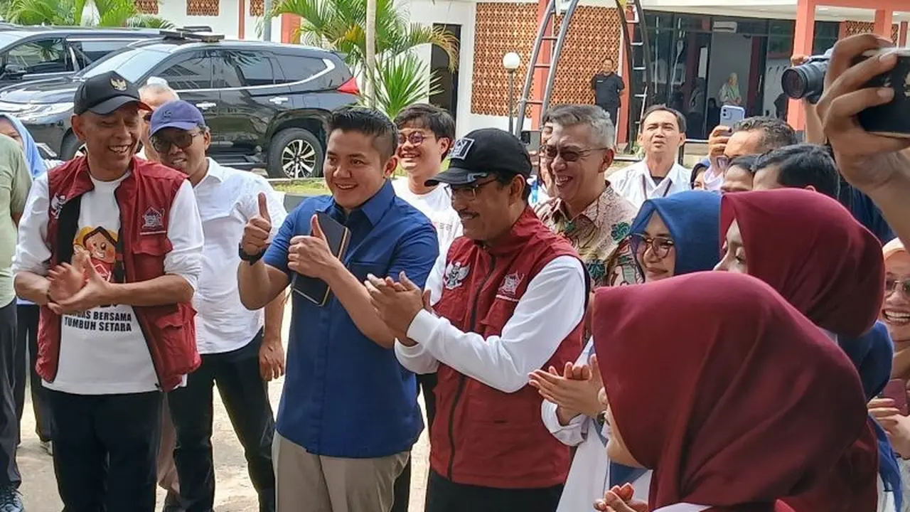 MensosSyaifullah Yusuf dan Seskab Teddy Indra Haya Saat Kunker ke Sekolah Rakyat Menengah Atas (SRMA) 33 Tangerang Selatan (Tangsel), Banten, pada Minggu (19/10/2025).