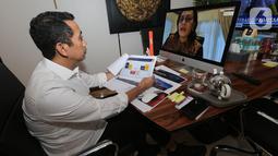 Anggota DPR Komisi XI Bidang Keuangan & Perbankan Kamrussamad dalam Rapat Dengar Pendapat (RDP) dengan Menteri Keuangan, Sri Mulyani dari ruang kerjanya secara virtual di Jakarta, Senin (6/4/2020). RDP juga diikuti Gubernur BI, Ketua OJK dan Ketua LPS. (Liputan6.com/HO/Bon)