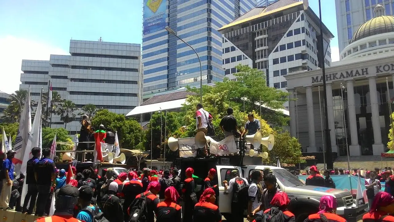 Demo Buruh di gedung MK