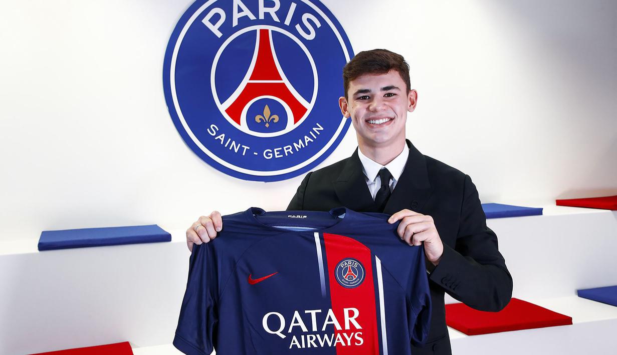 Gelandang bertahan Brasil yang masih berusia 18 tahun, Gabriel Moscardo didapatkan PSG dari Corinthians pada 25 Januari 2024 dengan mahar senilai 20 juta euro atau setara Rp342 miliar. Namun PSG tak akan langsung memainkannya di sisa musim ini karena masih akan membela Corinthians hingga akhir musim 2023/2024 berstatus pinjaman dari PSG. (PSG.FR)