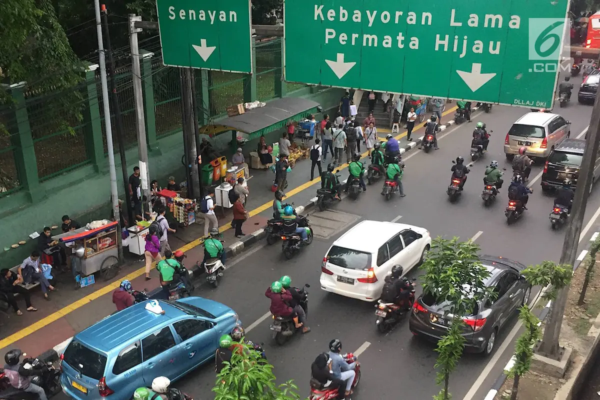 PKL dan Ojek Online Bikin Semrawut Stasiun Palmerah