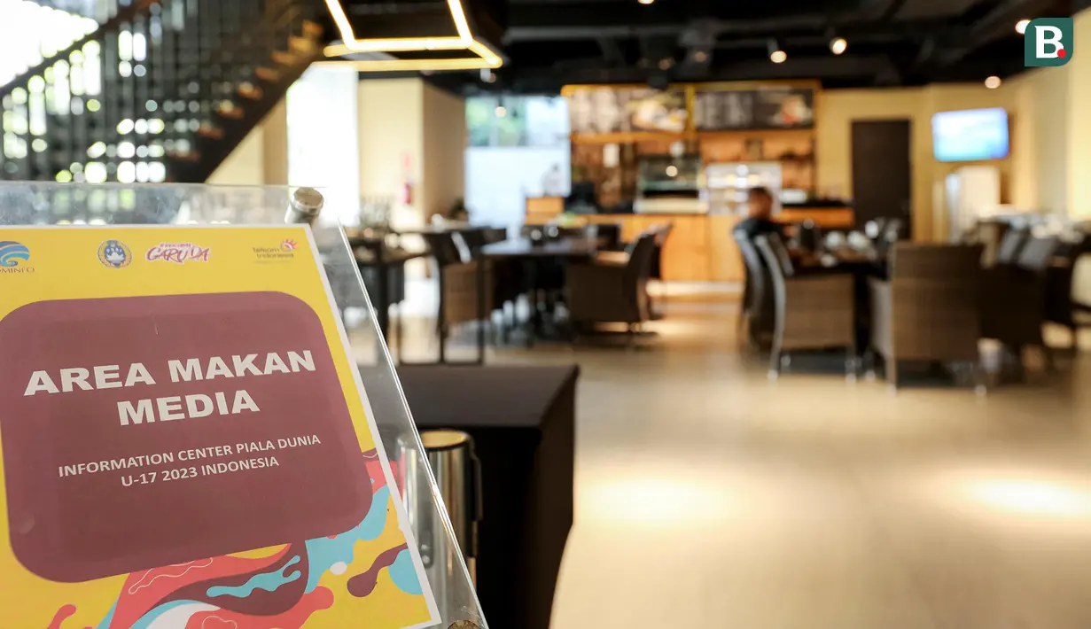 Suasana area makan awak media di Information Center Piala Dunia U-17 2023 Surabaya di Grand Swiss-Belhotel, Surabaya pada Sabtu (11/11/2023). (Bola.com/Bagaskara Lazuardi)