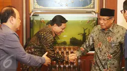 Direktur Utama Indosiar Imam Sudjarwo bersalaman dengan Ketua Umum PBNU Said Aqil Siradj saat kunjungannya ke kantor PBNU Jakarta, Senin (17/4). Pertemuan EMTEK Grup dengan PBNU dalam rangka silaturahmi. (Liputan6.com/Angga Yuniar)