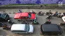 Kendaraan terjebak kemacetan saat melintasi pengalihan arus lalu lintas di Jalan Sultan Agung, Jakarta, Rabu (25/10). Macet ini disebabkan karena adanya pengalihan arus untuk pengerjaan double-double track kereta api. (Liputan6.com/Immanuel Antonius)