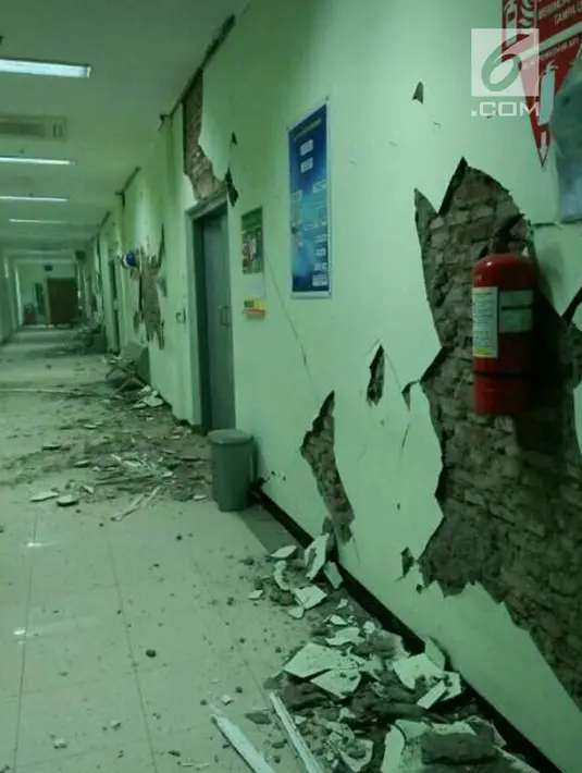Dinding pada bangunan RSUD Banyumas, Jawa Tengah retak akibat gempa mencapai 6,9 Skala Richter (SR) di pulau Jawa, Sabtu (16/12). Gempa terjadi pukul 23.47 WIB di 8.03 Lintang Selatan, 108.04 Bujur Timur dengan kedalaman 105 km. (Liputan6.com/Pool)