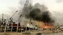 Suasana setelah ledakan besar di Beirut, Lebanon, Selasa, (4/8/2020).  Dua ledakan besar mengguncang ibukota Lebanon, Beirut, melukai puluhan orang, menghancurkan bangunan dan mengirimkan asap besar mengepul ke langit. (AFP Photo/Layal Abou Rahal)