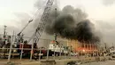 Suasana setelah ledakan besar di Beirut, Lebanon, Selasa, (4/8/2020). Dua ledakan besar mengguncang ibukota Lebanon, Beirut, melukai puluhan orang, menghancurkan bangunan dan mengirimkan asap besar mengepul ke langit. (AFP Photo/Layal Abou Rahal)