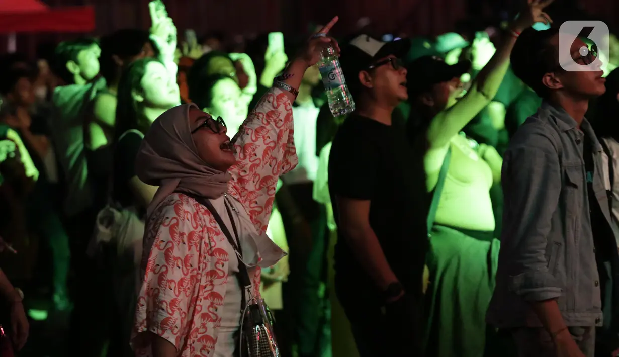 Penonton saat menyaksikan aksi grup band Jamrud di panggung Bergelora perhelatan Berdendang Bergoyang Festival, Kawasan Istora Senayan, Jakarta, Jumat (28/10/2022). Tampil selama lebih kurang satu jam, Jamrud menghentak penggemarnya dengan sejumlah lagu baru dan lawas, diantaranya Telat 3 Bulan, Pelangi di Matamu, Surti Tejo, dll. (Liputan6.com/Helmi Fithriansyah)