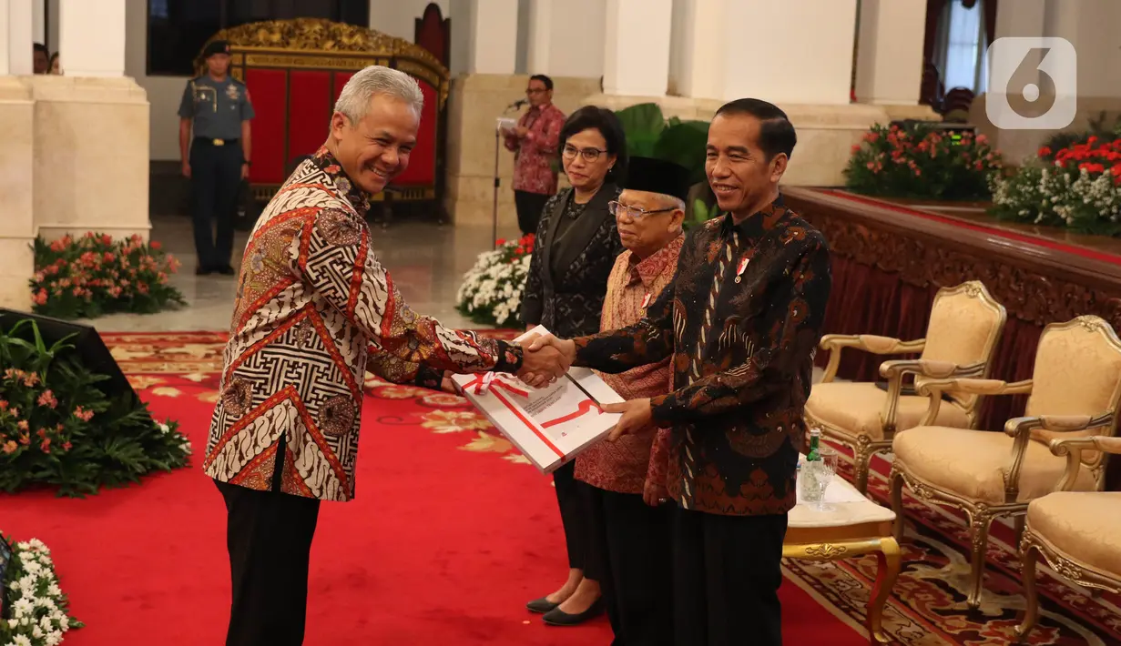 Presiden Jokowi didampingi Wakil Presiden Ma'ruf Amin dan Menkeu Sri Mulyani menyerahkan Daftar Isian Pelaksanaan Anggaran (DIPA) dan Daftar Alokasi Transfer Daerah serta Dana Desa Tahun 2020 kepada Gubernur Jawa Tengah Ganjar Pranowo di Istana Negara, Kamis (14/11/2019). (Liputan6.com/Angga Yuniar)