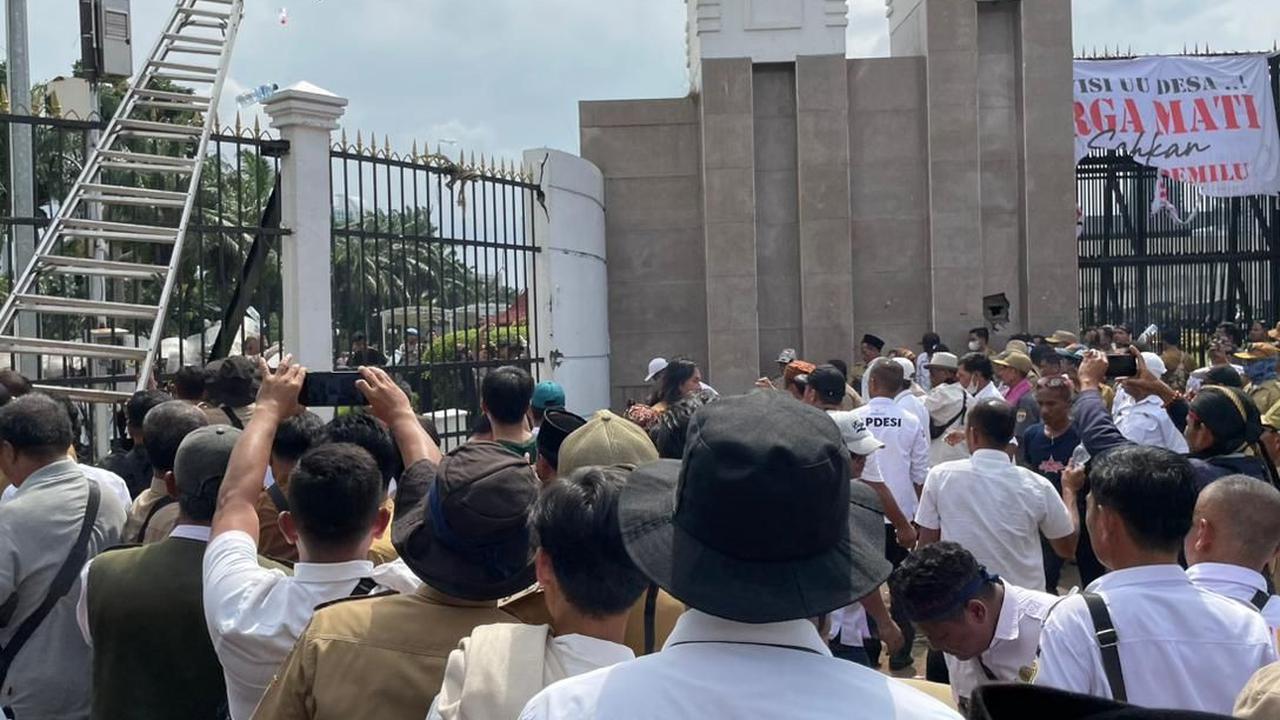 "Mohon sekali lagi tidak melempari, tidak merusak pagar DPR," ujar Susatyo.