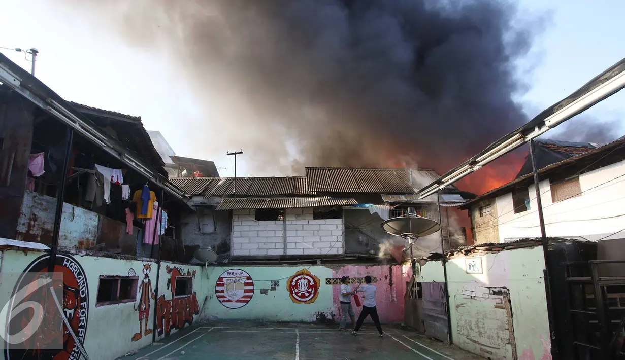 Asap hitam membumbung ke udara saat terjadi kebakaran di kawasan Tanah Abang, Jakarta, Senin (5/9). Belum diketahui penyebab serta kerugian akibat kebakaran yang menghanguskan kawasan padat penduduk tersebut. (Liputan6.com/Immanuel Antonius)