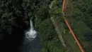 Foto udara pada 1 Mei 2021 menunjukkan Air Terjun Sengkuang, salah satu tempat wisata di samping pipa yang digunakan untuk irigasi air di Kepahiang, Provinsi Bengkulu. Air terjun Mandap Sari Senguang atau lebih dikenal dengan air terjun Sengkuang memiliki tinggi sekitar 25 meter. (ADEK BERRY / AFP)