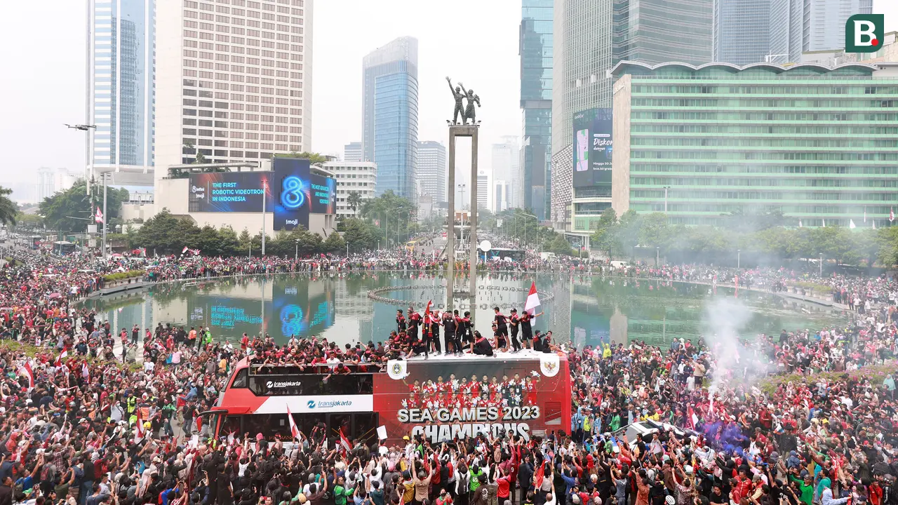 Foto: Pemandangan Menakjubkan! Begini Jadinya Ketika Bus Timnas Indonesia U-22 saat Melewati Ikon Kota Jakarta saat Kira87uara