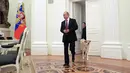 Presiden Rusia Vladimir Putin memasuki ruangan di temani anjingnya, Yume di Kremlin di Moskow, Rusia (7/12). Anjing Akita betina tersebut merupakan pemberian Jepang pada tahun 2012.  (Sputnik/Kremlin/Alexei Druzhinin via Reuters)
