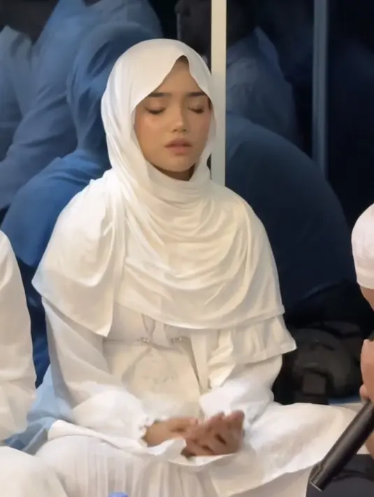 Fuji pun tampak khidmah ketika pengajian. Saat itu, ia pun tampil flawless dengan riasan wajahnya. Mengaplikasikan blush on pink dan lipstik senada. Riasan mata dibuat soft tanpa eyeshadow berlebih.  [@fuji_an]