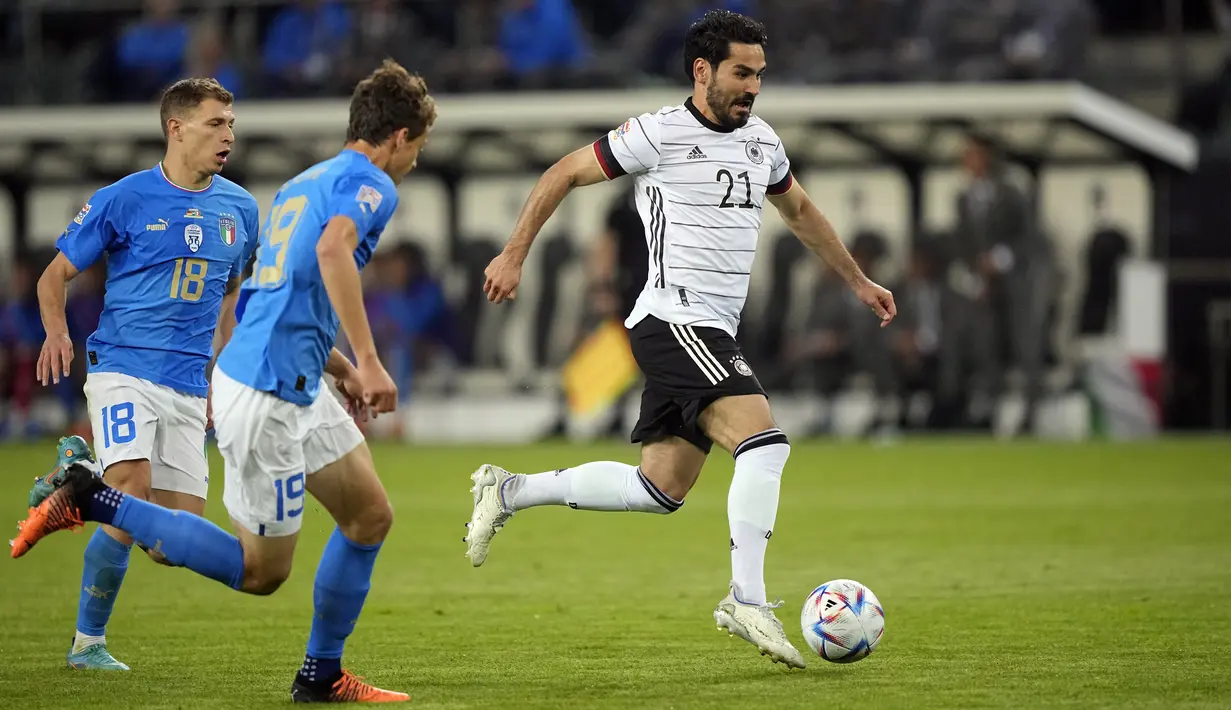 Pemain Jerman Ilkay Gundogan (kanan) menggiring bola saaat melawan Italia pada pertandingan sepak bola UEFA Nations League di Moenchengladbach, Jerman, 14 Juni 2022. Jerman mengalahkan Italia 5-2. (AP Photo/Martin Meissner)