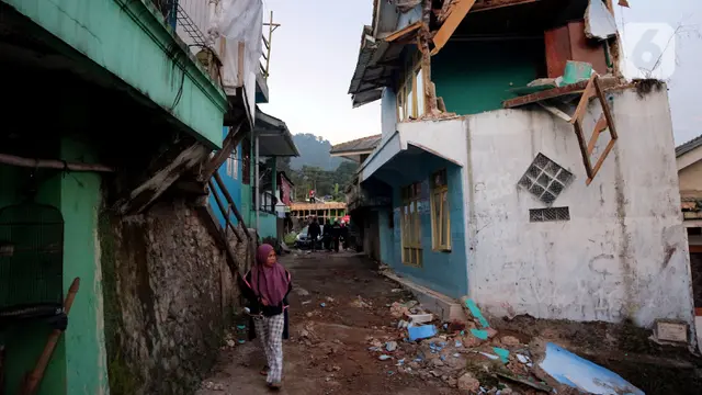 Longsor Akibat Gempa Tutup Jalan Utama Cipanas - Cianjur