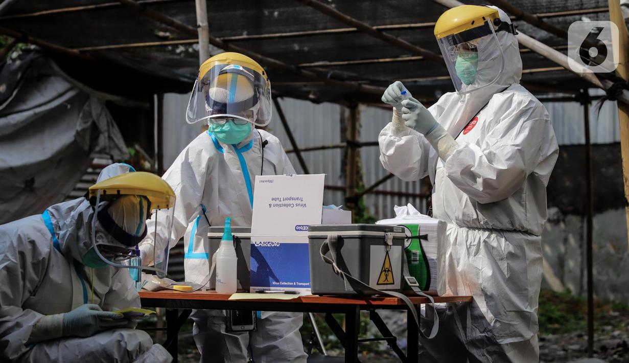 Petugas medis memeriksa sampel saat menggelar swab test COVID-19 di Pasar Tasik, Jakarta, Kamis (2/7/2020). Tes yang dilakukan secara acak bagi pedagang itu bertujuan untuk mendeteksi serta mencegah penyebaran COVID-19 di kawasan Pasar Tasik. (Liputan6.com/Faizal Fanani)