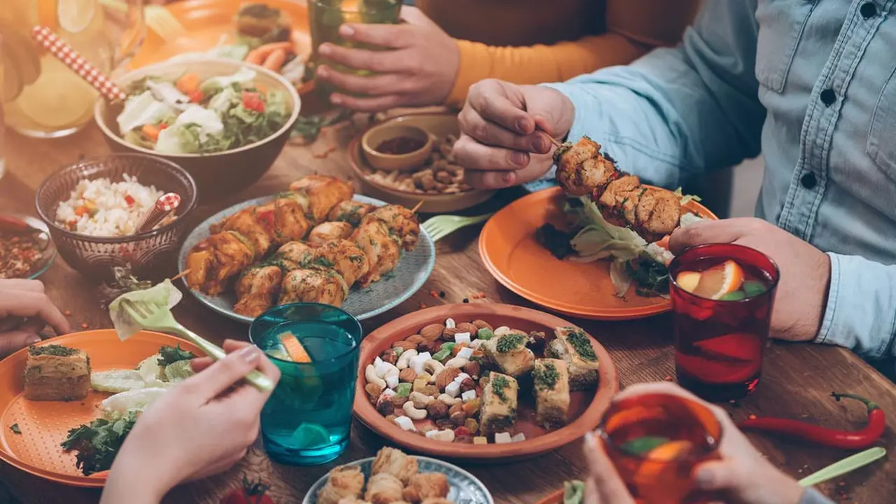 Makan Malam di Atas Jam 8 Bisa Bikin Gemuk? (G Stockstudio/shutterstock)