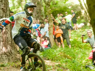 Kejuaraan Unicycle atau sepeda roda satu bertajuk 'The Muni-Elite Downhill Finals Event of The 18th Unicon' yang digelar di Desa Basque, Spanyol pada 1 Agustus 2016. (AFP PHOTO / Gari Garaialde)