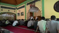 Polisi mendengarkan siraman rohani dari ustaz (Liputan6.com/Atem Allatif)