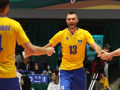 Pevoli putra Kazakhstan bersorak saat meraih poin melawan Qatar di Kejuaraan Voli Asia 2017 ke-16 di GOR Tri Dharma, Gresik, Senin (24/7). Kazakhstan unggul 18-25, 20-25, 26-24, 25-19, dan 15-10. (Liputan6.com/Helmi Fithriansyah)