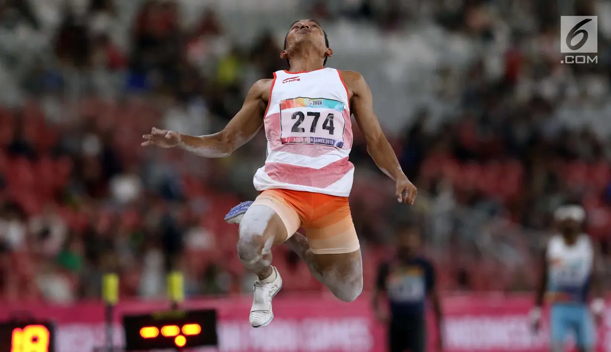 Atlet para atletik Indonesia, Rasyidi saat melakukan lompatan pada lomba lompat jauh T44, T62/T64 putra Asian Para Games 2018 di Stadion Utama Gelora Bung Karno, Jakarta, Jumat (12/10). Rasyidi meraih perunggu. (Liputan6.com/Helmi Fithriansyah)