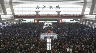 Penumpang berjejal di ruang tunggu di dalam stasiun kereta api setelah perjalanan mereka tertunda akibat salju tebal yang menyelimuti provinsi Zhejiang, Senin (1/2). Warga China sedang mempersiapkan untuk menyambut Tahun Baru Imlek. (REUTERS/Stringer)