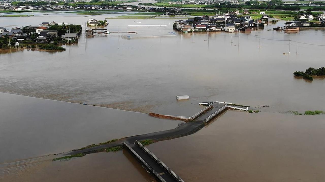 Dari pantauan udara terlihat wilayah terdampak banjir dekat Sungai Chikugo yang meluap di Kota Tachiarai, prefektur Fukuoka pada (10/7/2023) setelah hujan lebat melanda wilayah Pulau Kyushu.