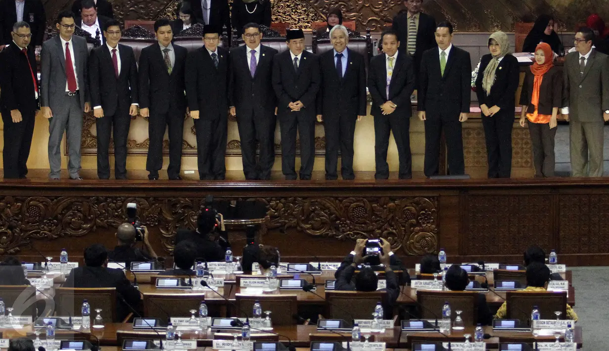 Ketua DPR Ade Komarudin (kedua kiri) didampingi Wakil Ketua DPR Taufik Kurniawan, Fadli Zon dan Agus Hermanto menerima salinan pandangan fraksi saat Rapat Paripurna ke-33 Masa Persidangan V tahun 2015-2016 di Jakarta, (20/7). (Liputan6.com/Johan Tallo)